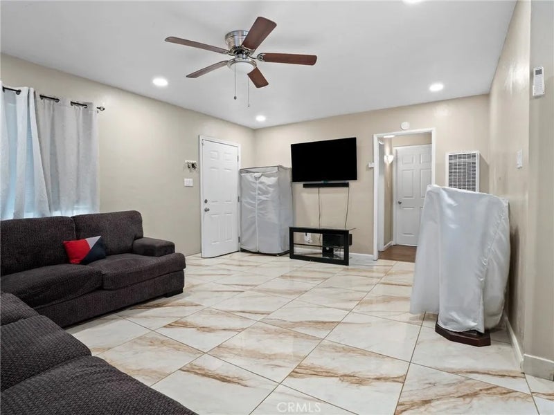 2404 Roxbury Dr