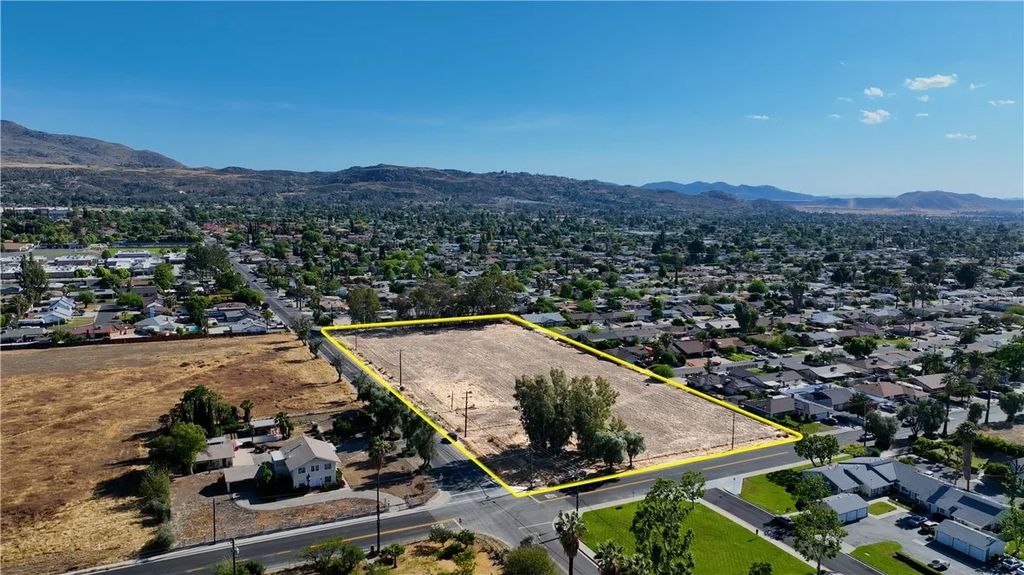Photo of 41471 Acacia Ave, Hemet, CA 92544 (MLS # SW26088443)