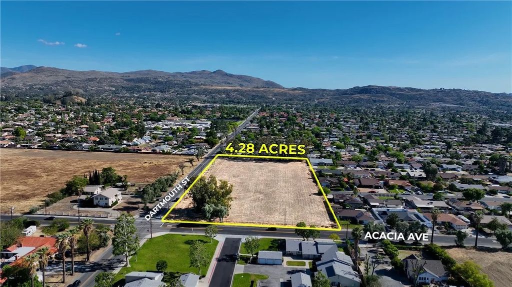Photo of 41471 Acacia Ave, Hemet, CA 92544 (MLS # SW26088443)