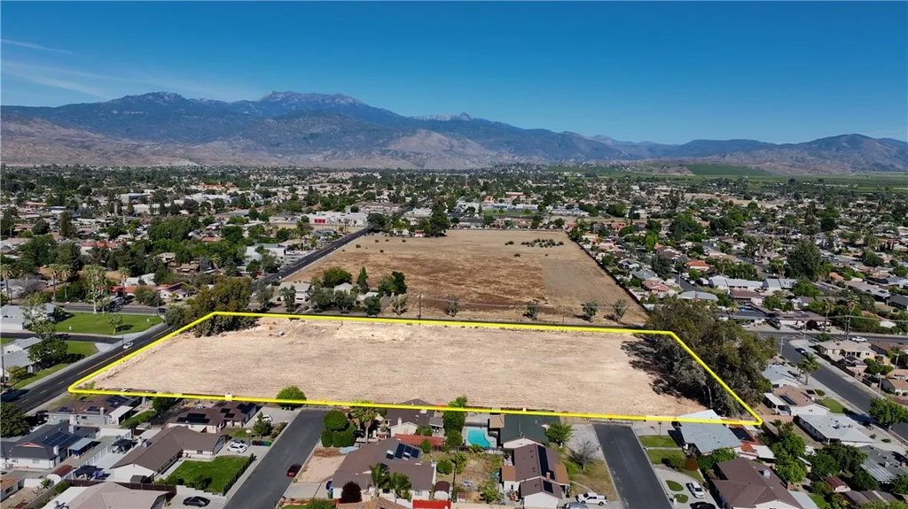 Photo of 41471 Acacia Ave, Hemet, CA 92544 (MLS # SW26088443)