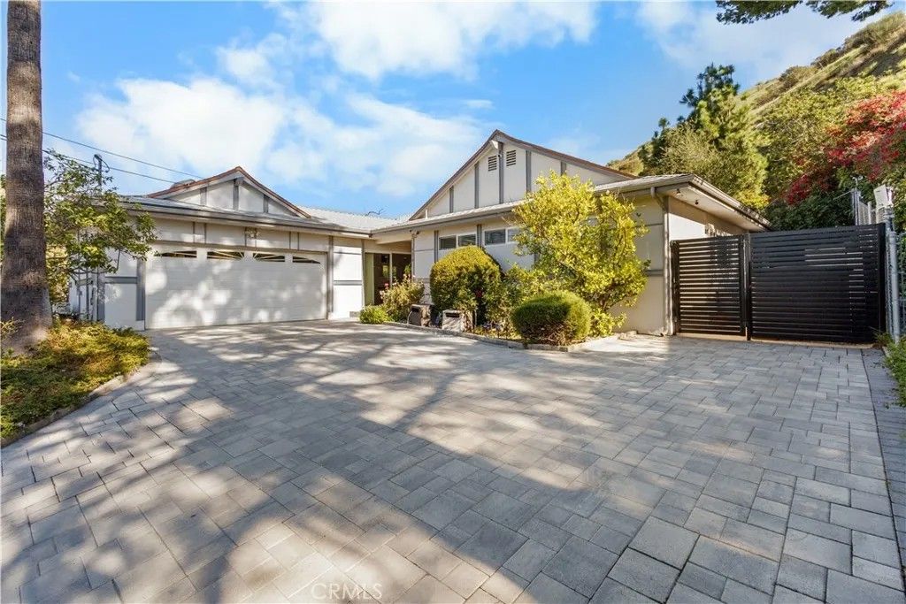 Photo of 8674 Vine Valley, Sun Valley, CA 91352 (MLS # SR25270620)