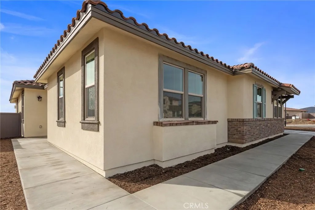 1390 Amanda Glen North