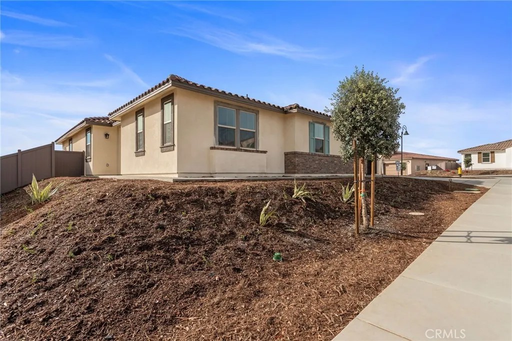 1390 Amanda Glen North
