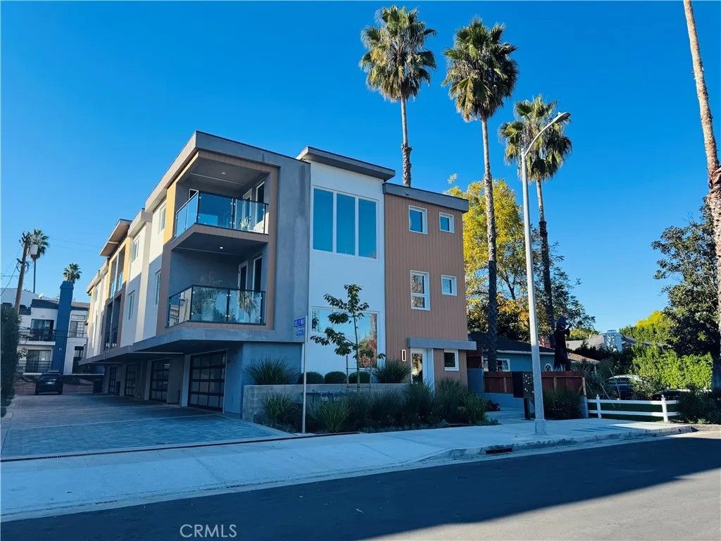 Photo of 11815 W Holly Way, Valley Village, CA 91607 (MLS # SR25268715)