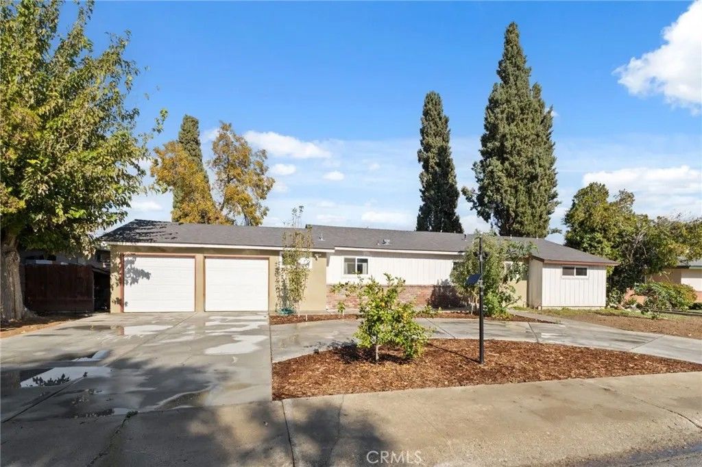 Photo of 424 W Yale Avenue, Coalinga, CA 93210 (MLS # FR25265869)