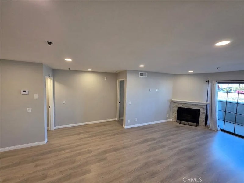 6545 Reseda