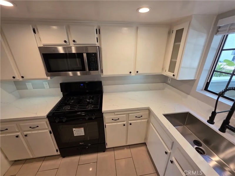 6545 Reseda