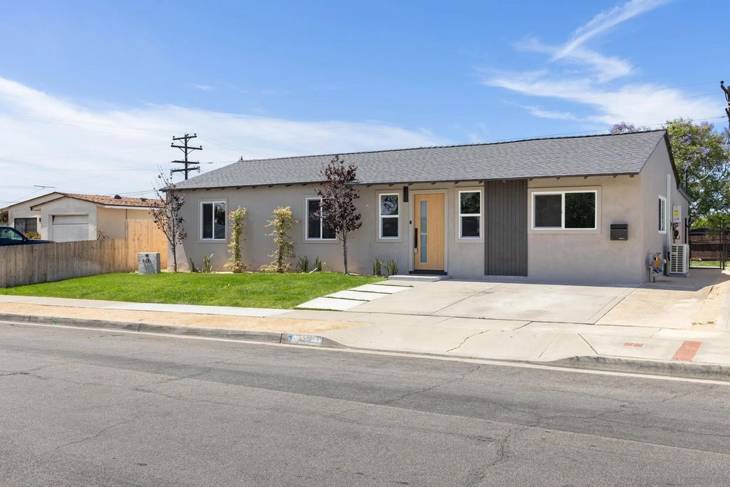 Photo of 4410 Gila Ave, San Diego, CA 92117 (MLS # 260010570)