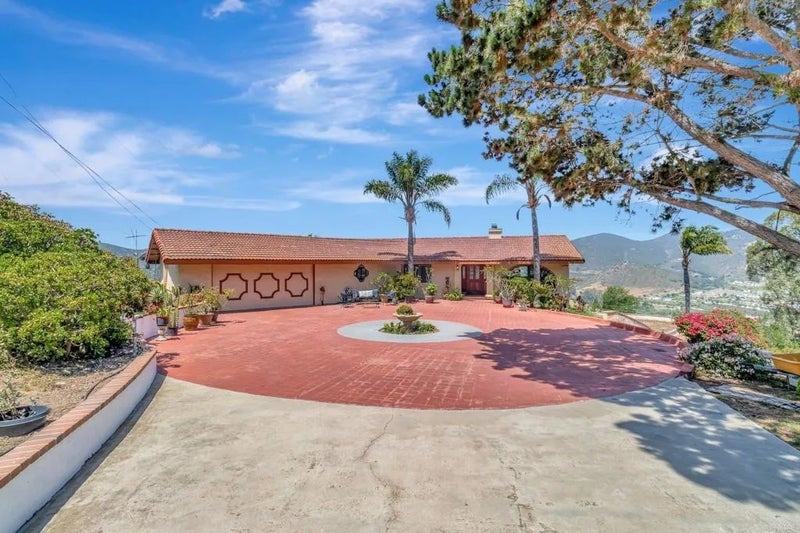 2702 Country Club Drive