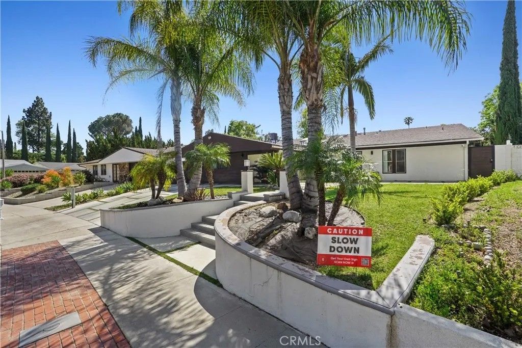 Photo of 12835 Titian Avenue, Granada Hills, CA 91344 (MLS # SR26025374)