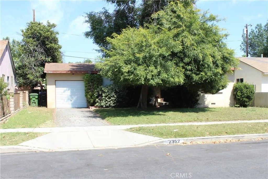 Photo of 7352 Amestoy AVE, Van Nuys, CA 91406 (MLS # SR26104828)