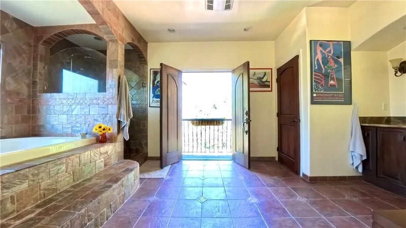 633 Sunnyhill Drive