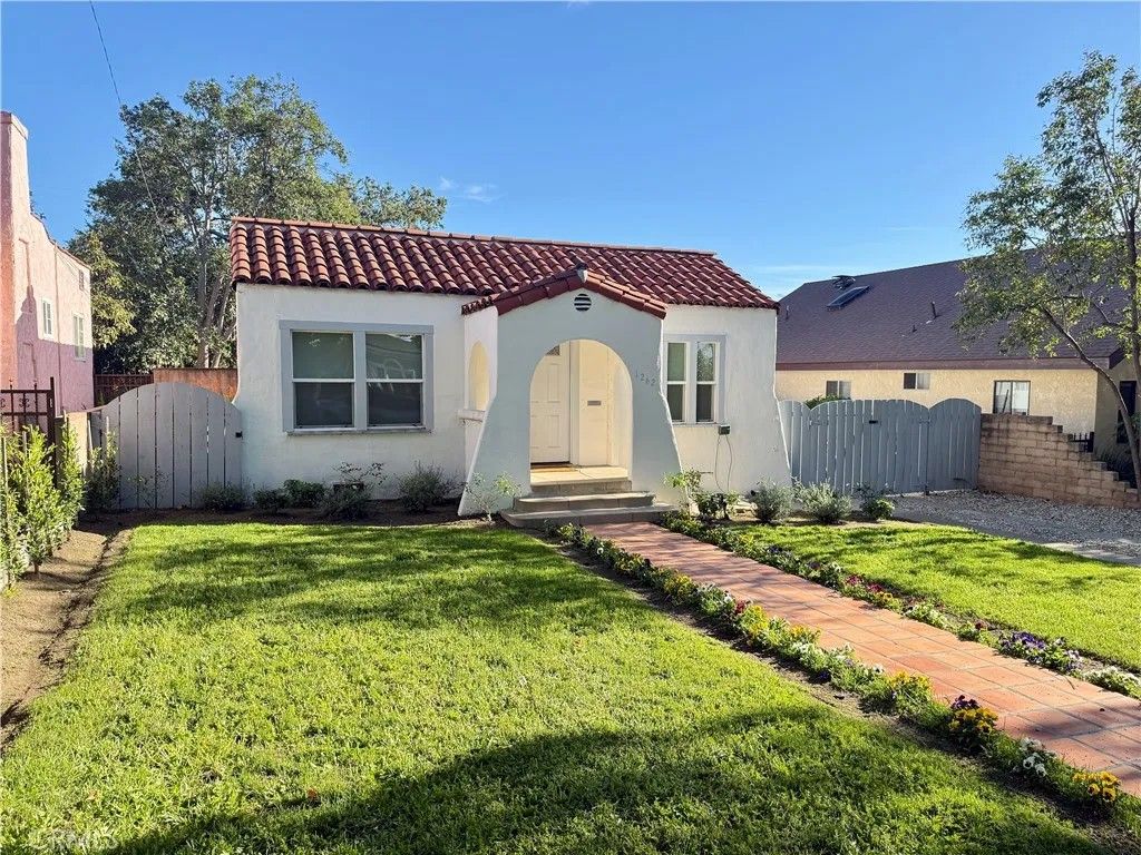 Photo of 1262 Allen Ave, Glendale, CA 91201 (MLS # GD26008518)