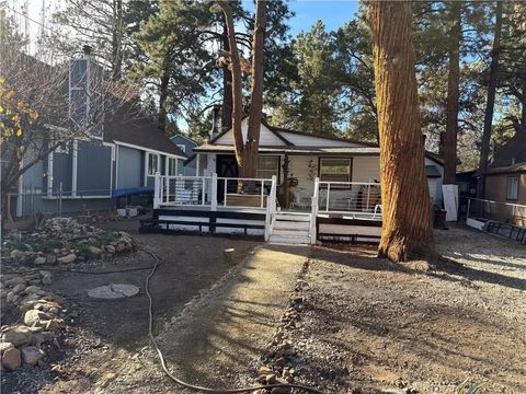 Photo of 402 Holmes Ln, Sugarloaf, CA 92386 (MLS # IG26040603)