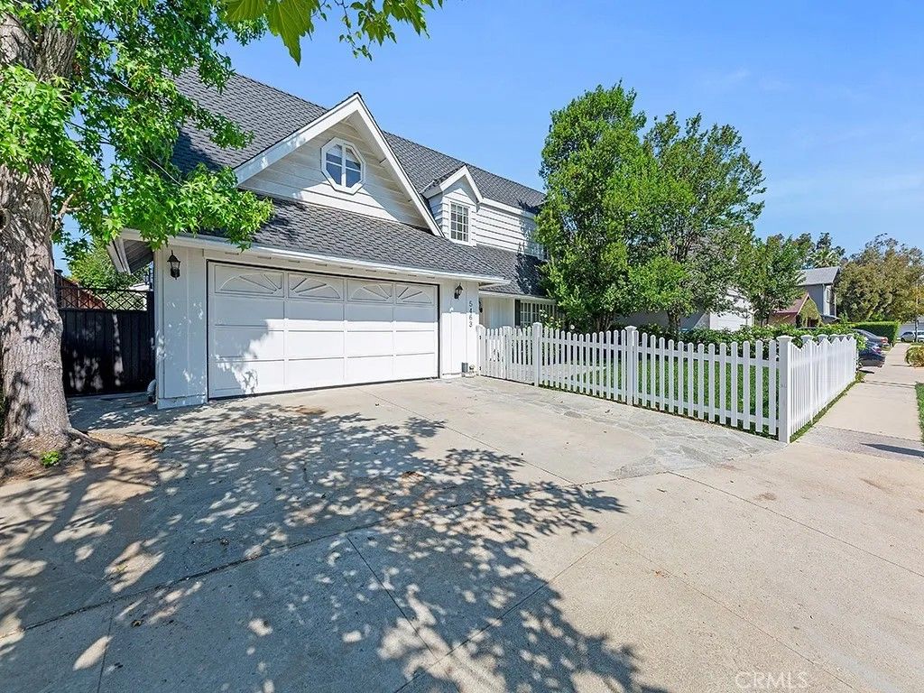 Photo of 5463 Katherine Ave, Sherman Oaks, CA 91401 (MLS # SR26038590)