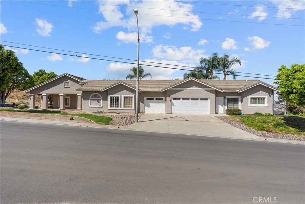 Photo of 17492 Mariposa Avenue, Riverside, CA 92504 (MLS # IV26018182)