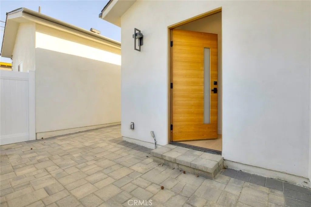 Photo of 2242 N Keystone, Burbank, CA 91504 (MLS # SR26039700)