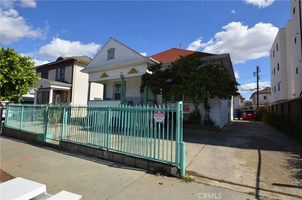 Photo of 1324 Magnolia Avenue, Los Angeles, CA 90006 (MLS # SB26037039)