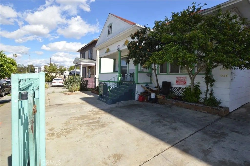 Photo of 1324 Magnolia Avenue, Los Angeles, CA 90006 (MLS # SB26037039)
