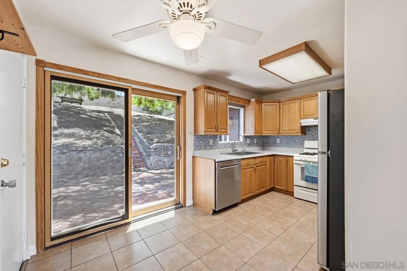 2015 Noble St.