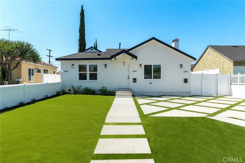 Photo of 11912 Elkwood Street, North Hollywood, CA 91605 (MLS # SR26018785)