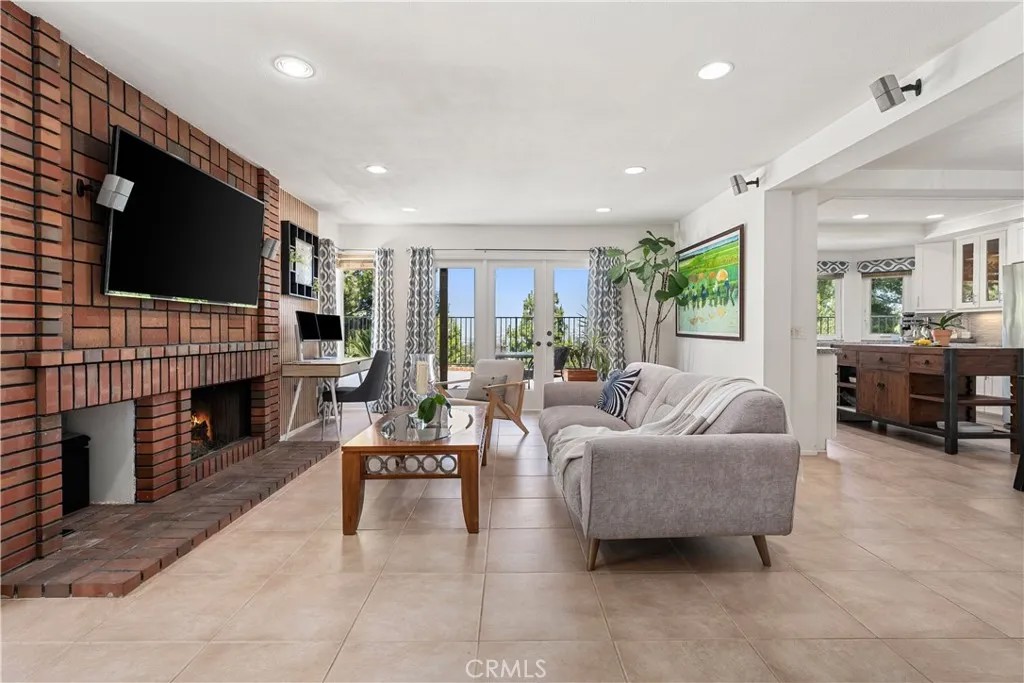 5185 E Fairfield