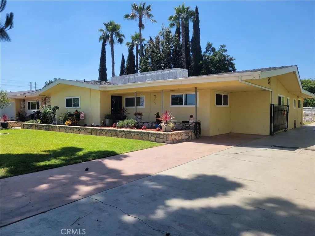 Photo of 7015 N Atlantic Place, Long Beach, CA 90805 (MLS # SB26012937)