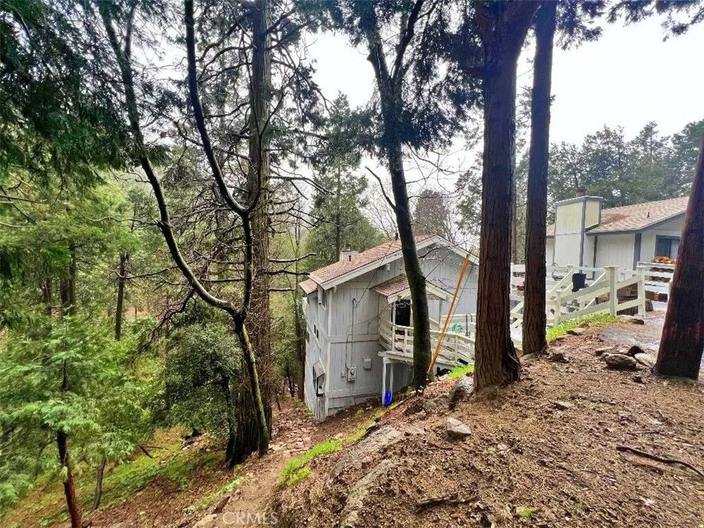 Photo of 1198 Arbula Dr, Crestline, CA 92325 (MLS # TR25282088)