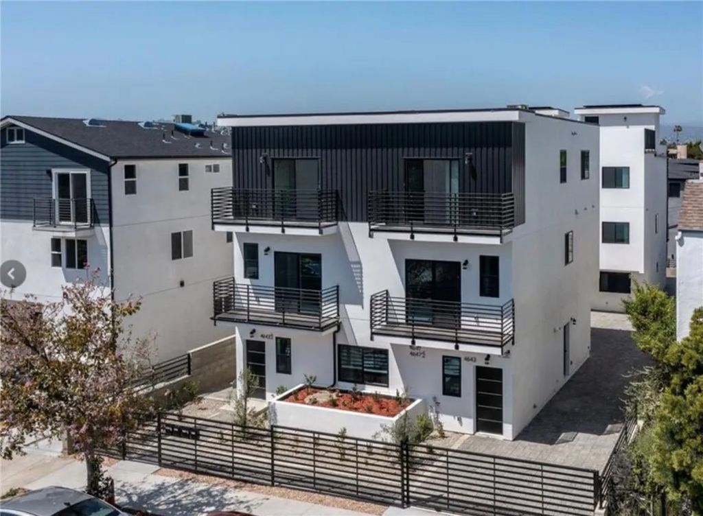 Photo of 4643 W 18th Street, Los Angeles, CA 90019 (MLS # BB26054141)