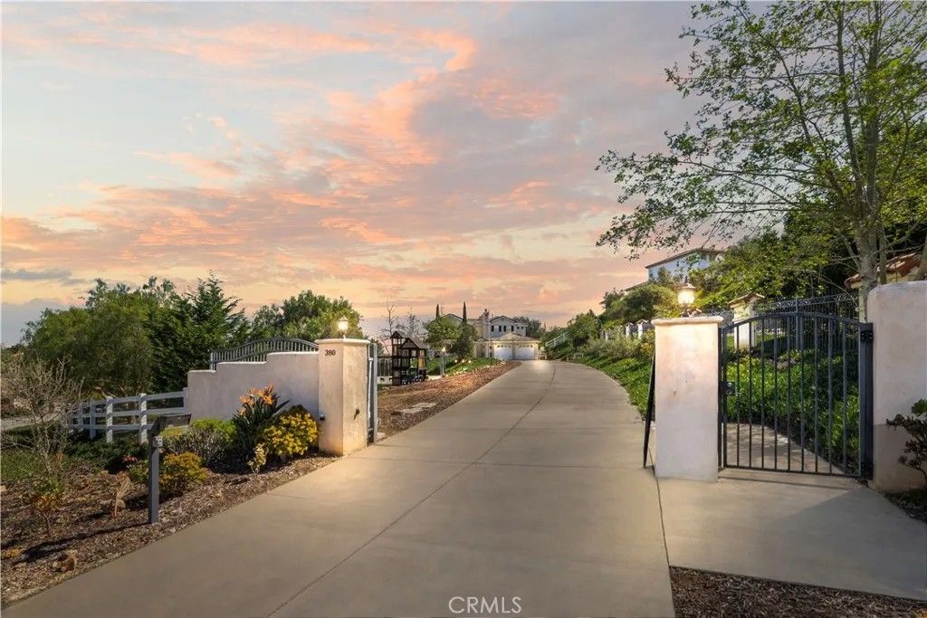 Photo of 380 Highland Oaks Court, Fallbrook, CA 92028 (MLS # CV26045760)