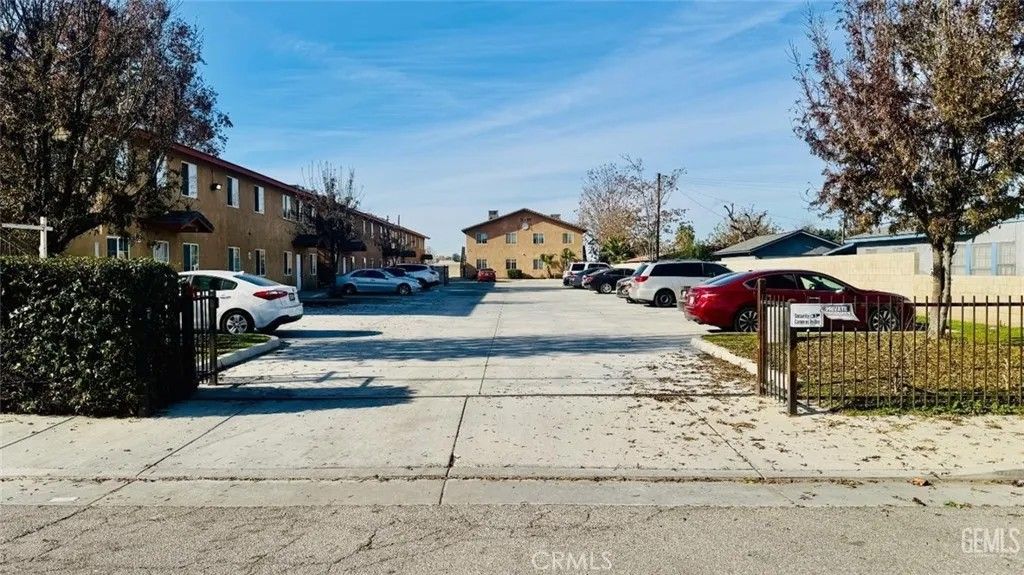 Photo of 117 N St, Bakersfield, CA 93304 (MLS # SR25280923)