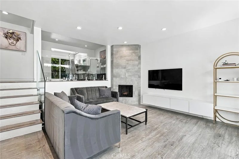 7100 Balboa Boulevard 807