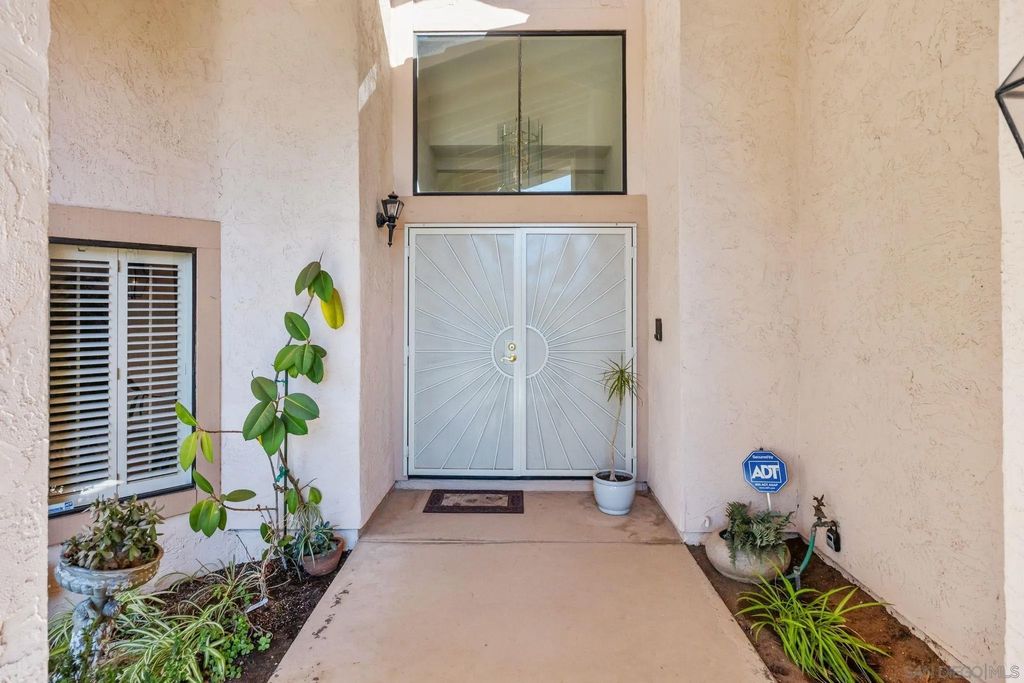 Photo of 462 Avenida Adobe, Escondido, CA 92029 (MLS # 250043611)