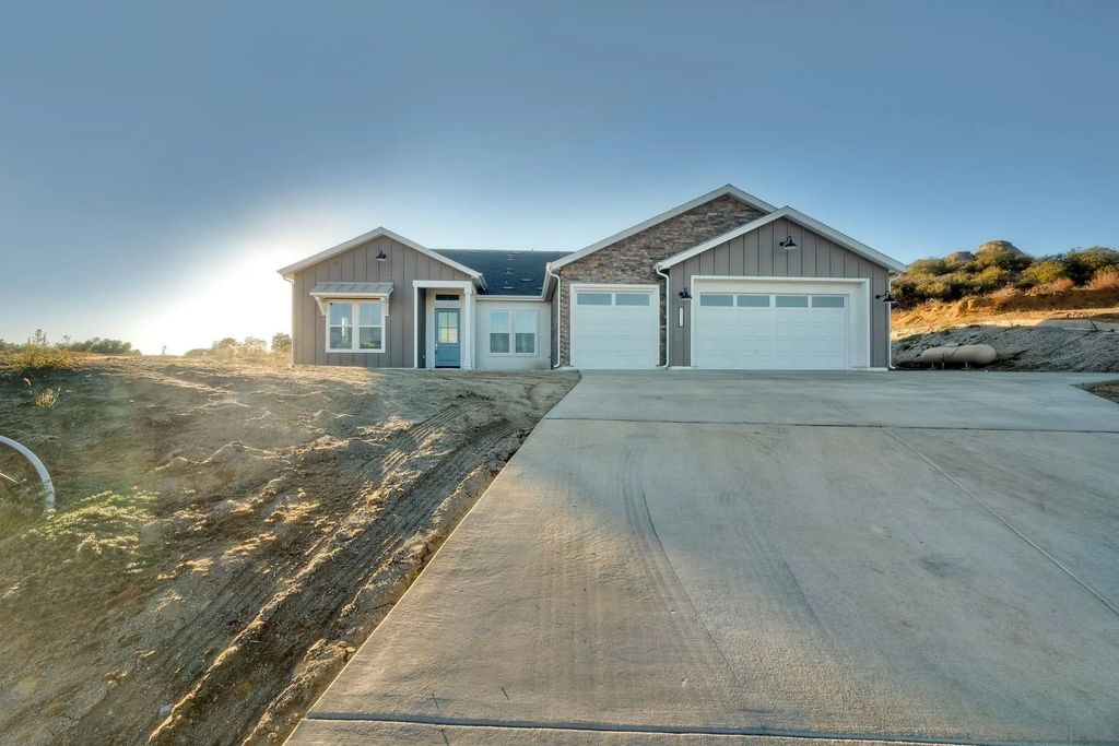 Photo of 29568 Viking View Ln, Valley Center, CA 92082 (MLS # 250028862)