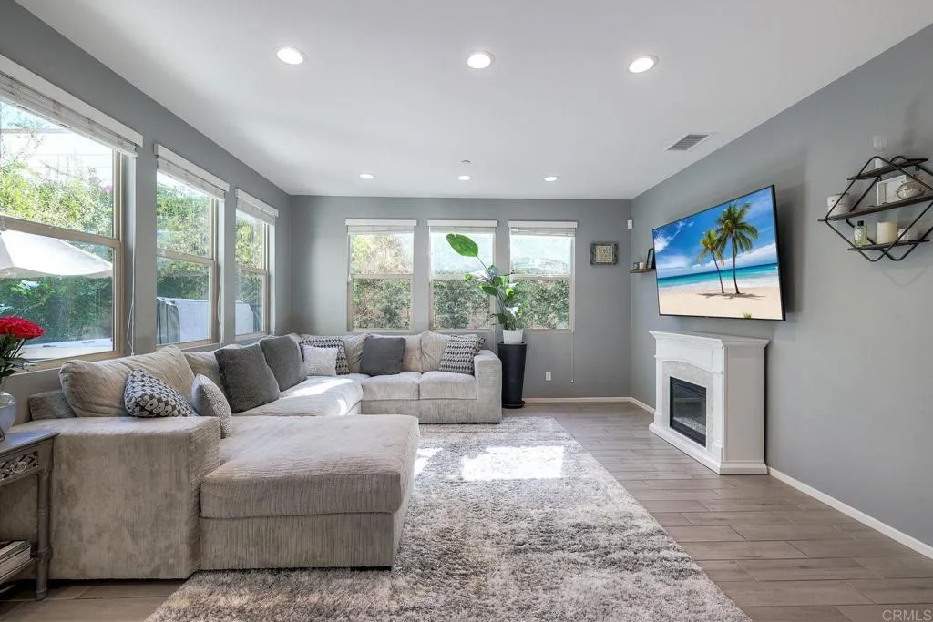 662 Gemstone Dr