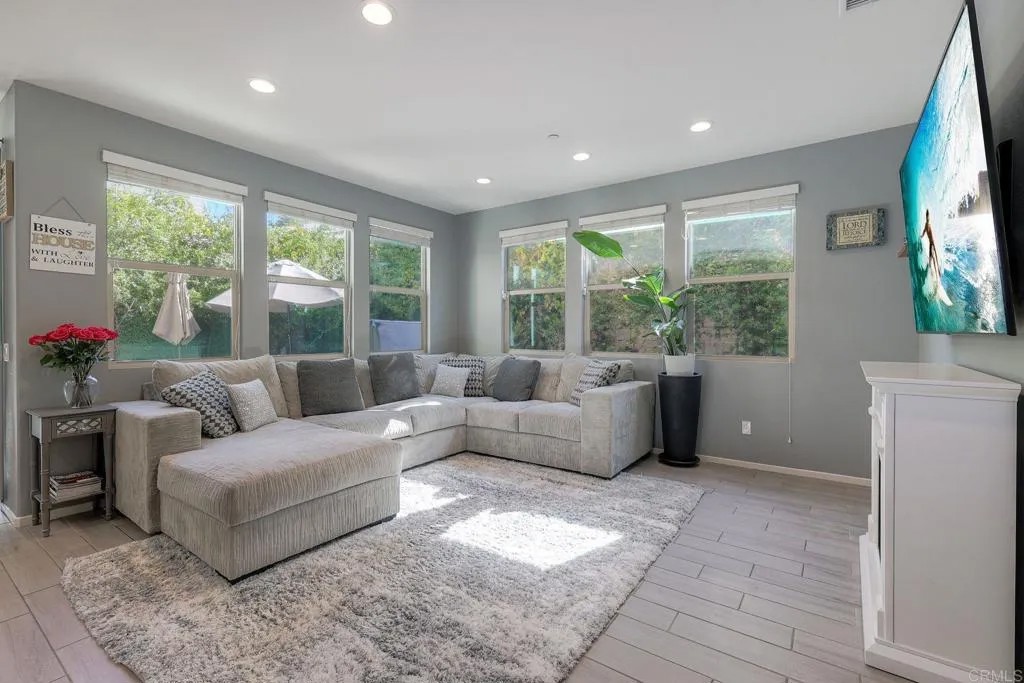 662 Gemstone Dr