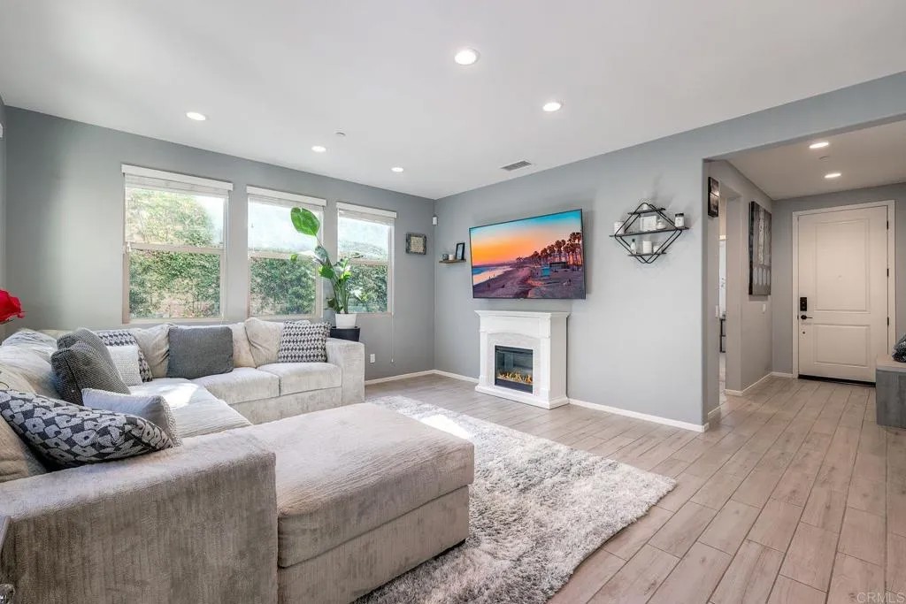 662 Gemstone Dr