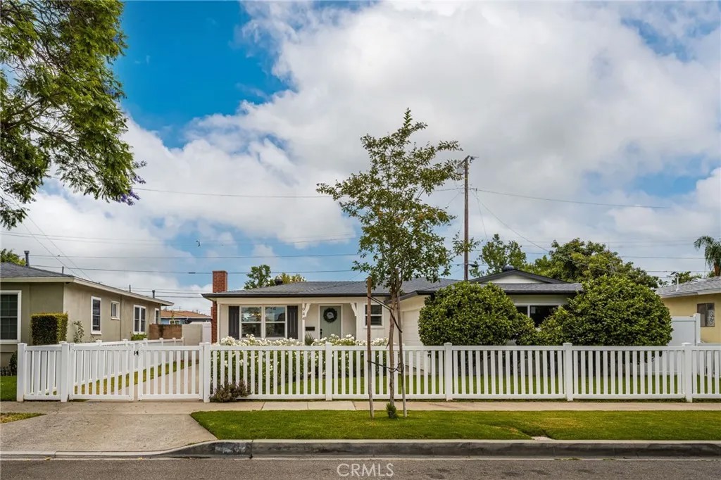 944 W Acacia Avenue
