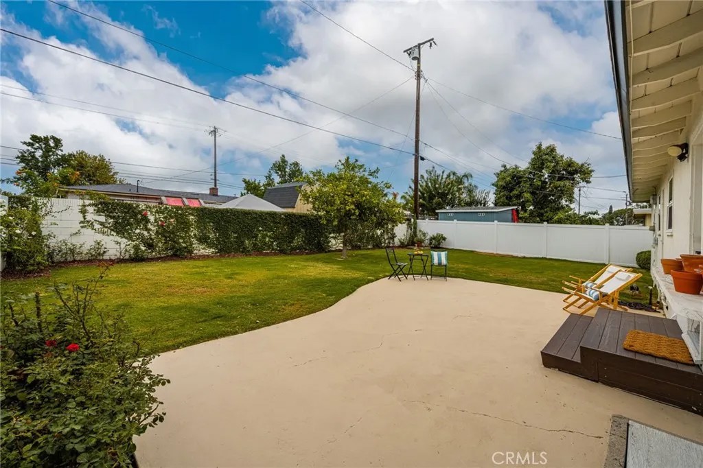 944 W Acacia Avenue