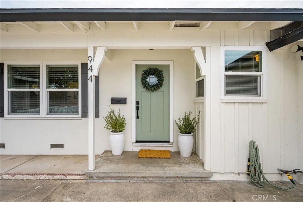 944 W Acacia Avenue