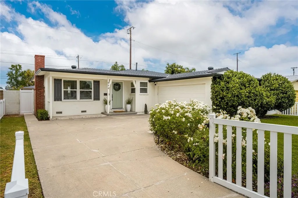 944 W Acacia Avenue