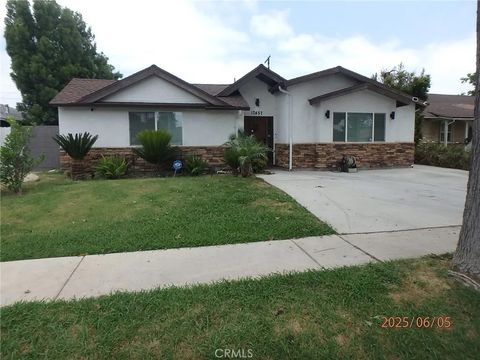 Photo of 17457 Covello St, Van Nuys, CA 91406 (MLS # SR25246158)
