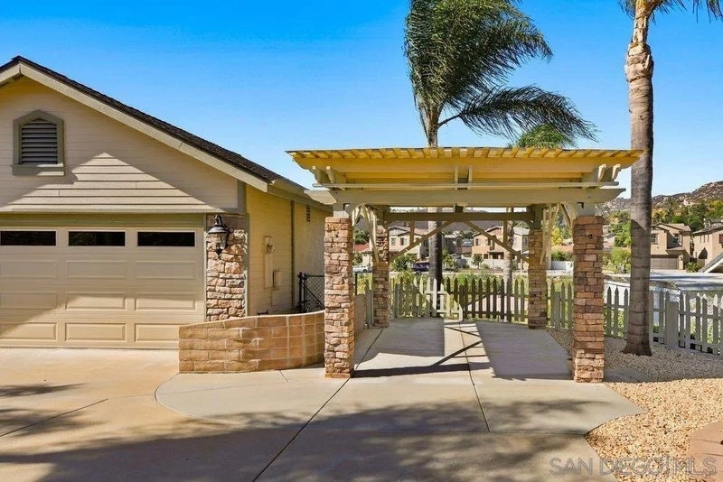 1422 W Country Club
