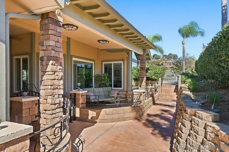 1422 W Country Club