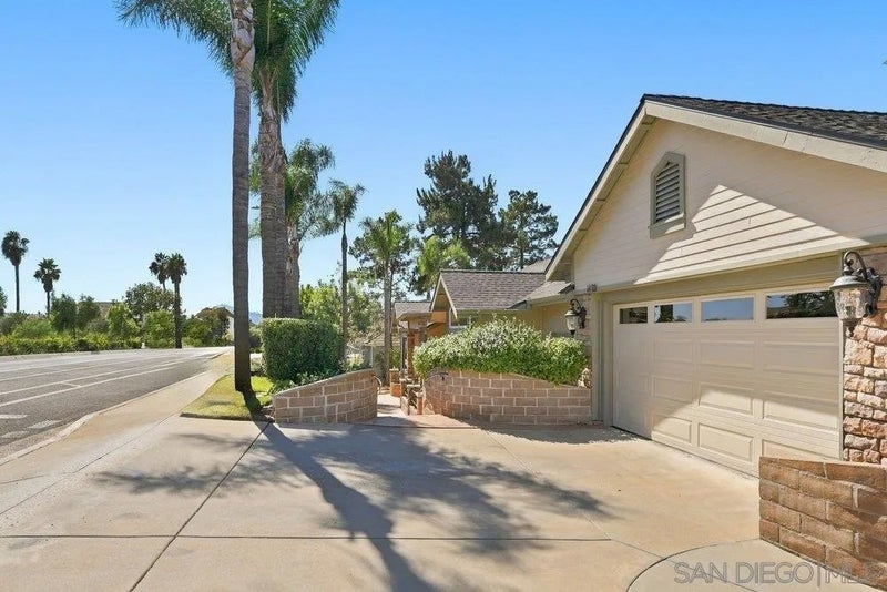 1422 W Country Club