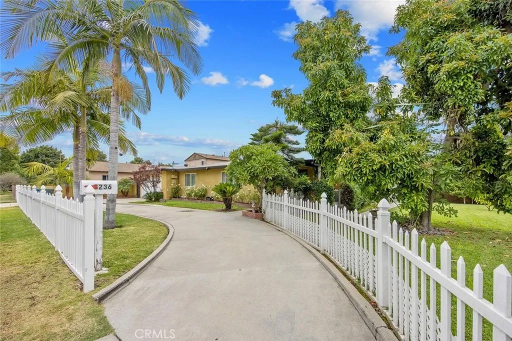 8236 Millergrove
