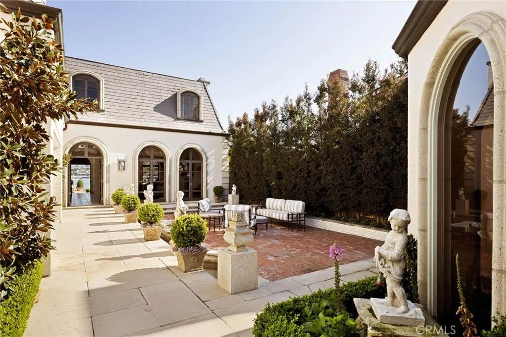 2116 E Balboa Boulevard