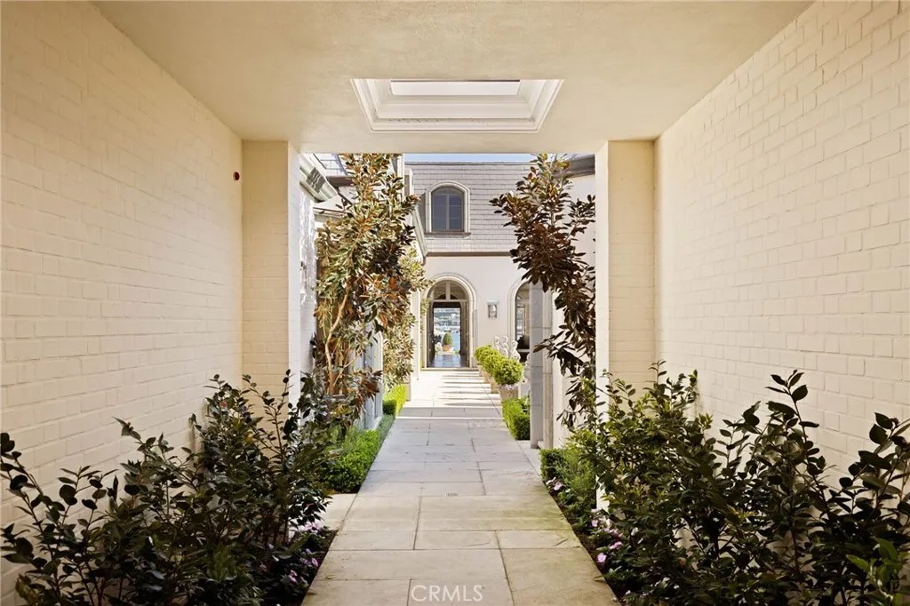 2116 E Balboa Boulevard