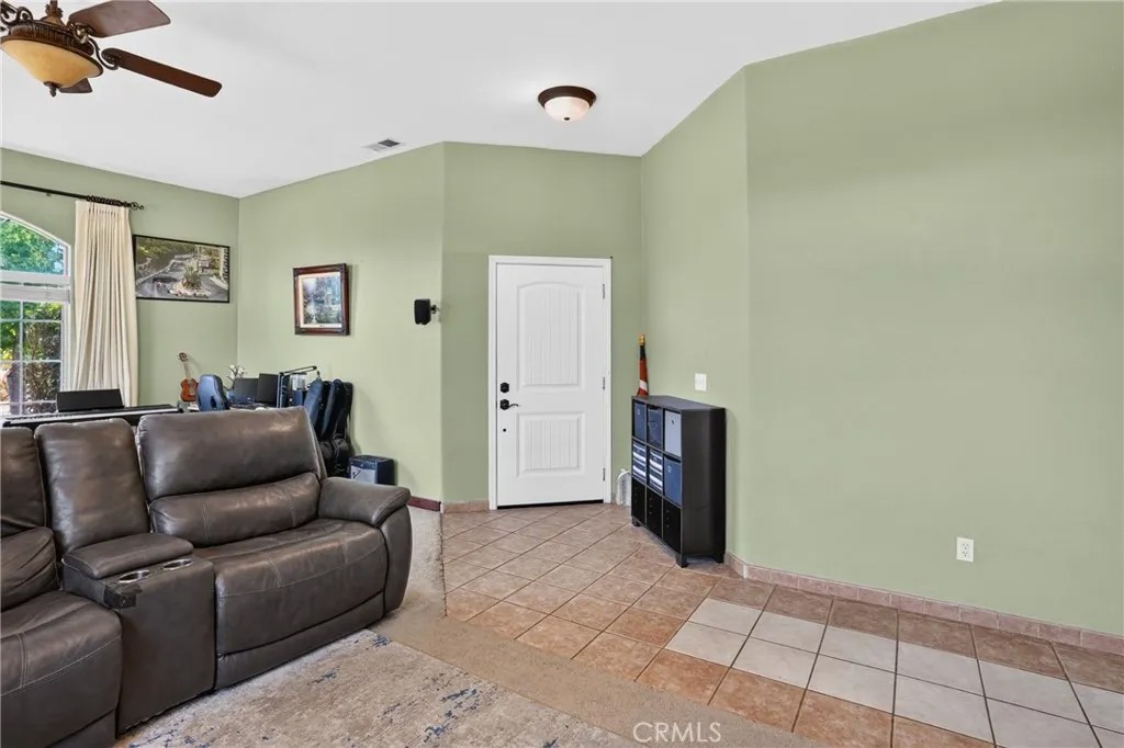 5696 Loma Real