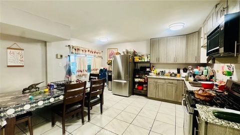 Tiny photo for 5833 Leo St, Bakersfield, CA 93307 (MLS # SR26022739)